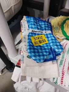 lot 37412 image: ASORTED KITCHEN APRON AND OVEN MITS WITH HAND TOWELS