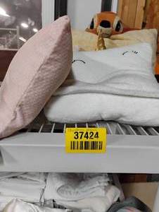 lot 37424 image: ASORTED CHILDRENS PILLOWS