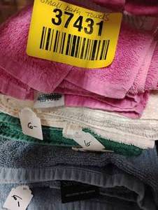 lot 37431 image: SMALL BATH TOWELS.