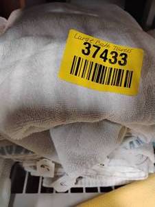 lot 37433 image: LARGE BATH TOWELS.