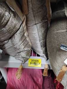 lot 37435 image: THROW PILLOWS SET OF 3.