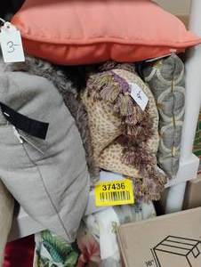 lot 37436 image: SMALL ASSORTED THROW PILLOWS.