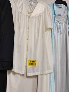 lot 37441 image: 2 - WOMANS NIGHT GOWNS - LARGE.