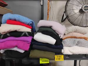 lot 37302 image: WOMENS SMALL SWEATERS
