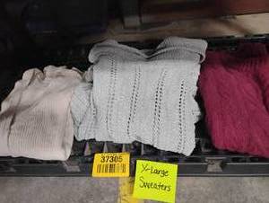 lot 37305 image: WOMENS EXTRA LARGE SWEATERS
