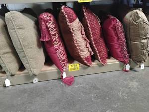 lot 37306 image: DECORATICE PILLOWS
