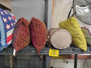 lot 37307 image: SMALL DECORATIVE PILLOWS