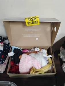 lot 37338 image: CHILDRENS HATS AND SOCKS