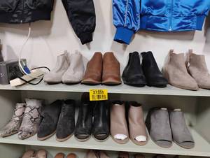 lot 37355 image: WOMENS BOOTS