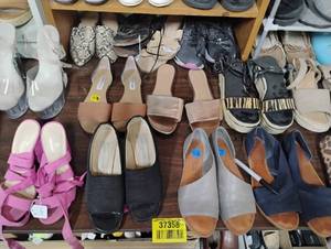 lot 37358 image: WOMENS CASUAL SHOES 7-9