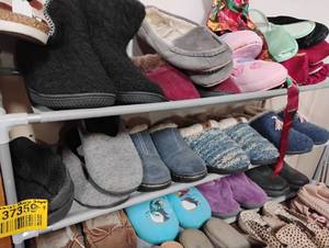 lot 37359 image: WOMENS HOUSE SLIPPERS A