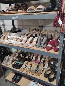 lot 37286 image: WOMENS DRESS SHOES HILLS AND SANDALS SIZE 8-10