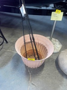 lot 35305 image: Lg Plastic Flower Pot & Garden Scalloped Trellis Manual