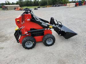 lot 7205 image: Future Skid Steer Loader  FT-323TZ