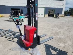 lot 16112 image: Starvox Electric Pallet Stacker Truck  CDD-3M  DAMAGED SEE PHOTOS&nbsp