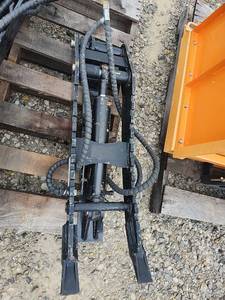 lot 604 image: Captok 3-Ton Mini Excavator Hydraulic Thumb Clamp