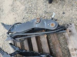lot 605 image: Captok 5-Ton Mini Excavator Hydraulic Thumb Clamp