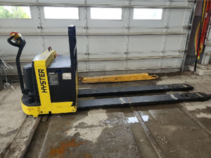 lot 622 image: Hyster W80Z Electric Lift Truck  8 Forks Charger included