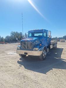 lot 9 image: 2005 Peterbilt 330 Rollback Tow Truck, Clean Title, 322k Miles