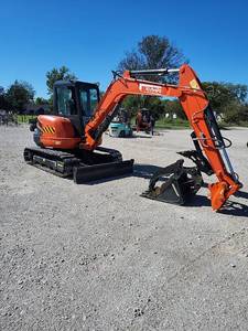 lot 4 image: Kubota U55-4 Compact Excavator with Quick-Attach, Bucket, Thumb and Rubber Tracks  Hour meter shows 812.8