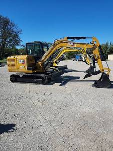 lot 6 image: CAT 305.5E2 Mini Excavator with Steel Tracks, Bucket and Hydraulic Thumb 583 Hours Showing
