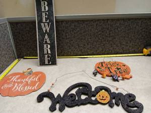 lot 1485 image: Halloween Decorations Lot 4 Pieces Beware Pumpkin Witch Signs