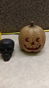 lot 1516 image: Halloween Decorative Figurines Set Skull Pumpkin