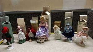 lot 1564 image: Avon Fashion of American Times Porcelain Doll Collection 7 Dolls Lot