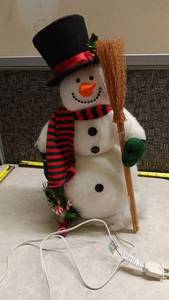 lot 1578 image: Electric Lighted Snowman Decoration 24 inches