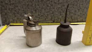 lot 1470 image: Vintage Metal Oil Can with Spout and Handle