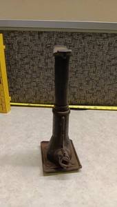 lot 1472 image: Vintage Cast Iron Screw Jack 12-inch Height