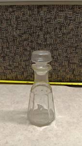 lot 1474 image: Glass Decanter Bottle w Stopper