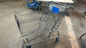lot 8008 image: Shopping Cart with Blue Plastic Child Seat