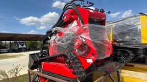 lot 1002 image: Unused SDLANCH SSL60 MINI Skid Steer Loader with Bucket
