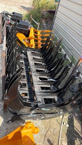 lot 8121 image: Unused Future FT-CLG72 Skid Steer Curved Log Grapple - 72 Inch