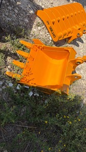 lot 8125 image: Unused Future CAT 305 Excavator Bucket - 24 Inch