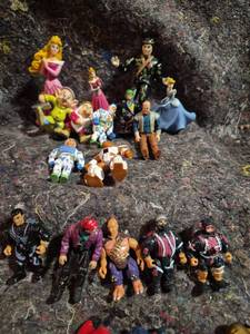 lot 19 image: Action Figure Lot 16 Pieces Mixed Characters Accessories