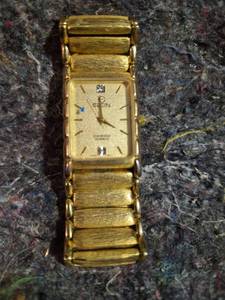 lot 212 image: Elgin rectangular wristwatch with gold-tone bracelet