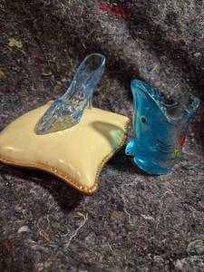 lot 215 image: Cinderella Slipper & Dolphin Figurine Set with Cream Pillow Display