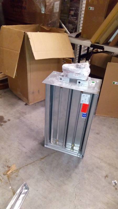 lot 0418 image: RUS-S24(S) Electric 24 Volt Control Damper Actuator - Direct Coupled Spring Return Mounted On 26 x 14 Damper