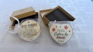 lot 868 image: Best Friends & Sisters Ceramic Ornament Set