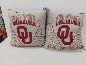 lot 10090 image: Oklahoma Sooners Decorative Throw Pillows Set