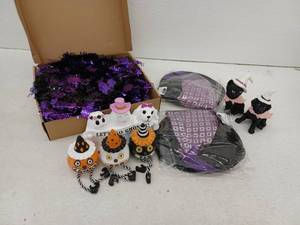 lot 10114 image: Halloween Decorations Bundle