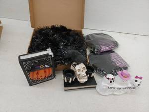 lot 10119 image: Halloween Decoration Lot