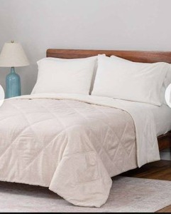 lot 10151 image: Berkshire Reversible Twin Comforter