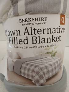 lot 11808 image: Berkshire Down Alternative Filled Blanket 98x92in