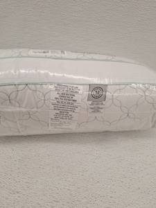 lot 11810 image: Martha Stewart Collection Queen Pillow with Polyester Fiber