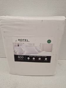 lot 11826 image: Hotel Signature 800 Thread Count King Sheet Set