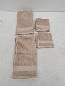 lot 11829 image: 2 Hand Towels and 2 Wash Clothes