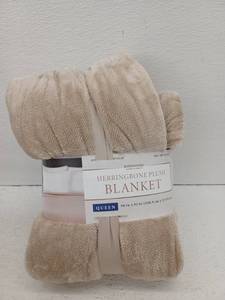 lot 11858 image: Berkshire Herringbone Plush Blanket Queen 98in x 92in